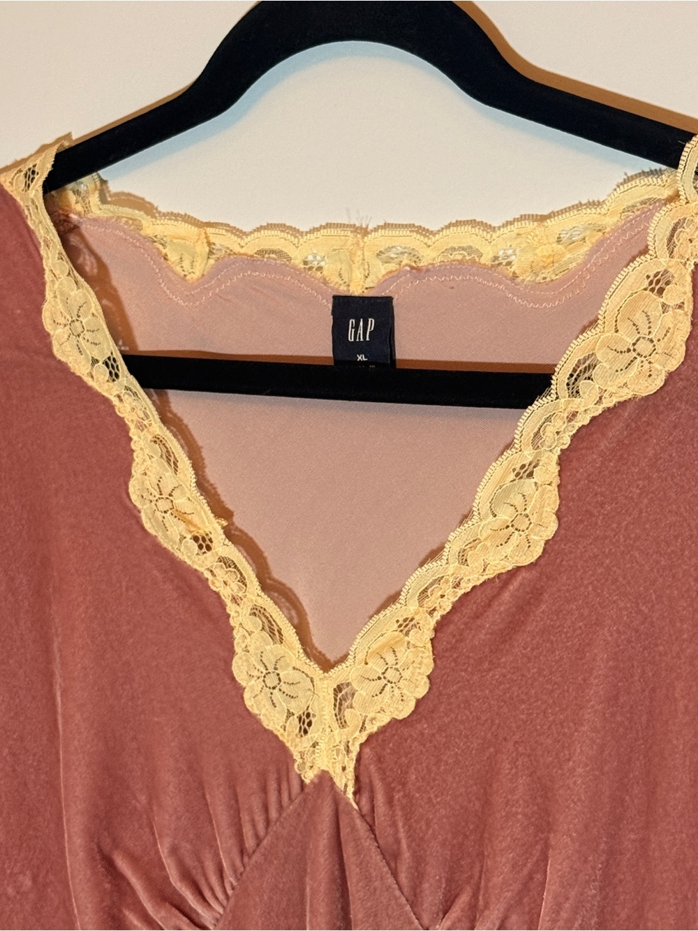 GAP Vintage Women's Dusty Rose Lace-Trim Velvet Short Sleeve Top - Picture 4 of 10